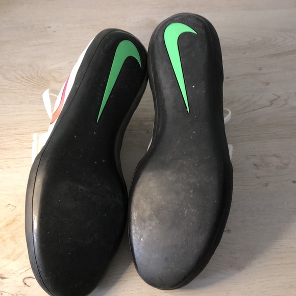 Nike - Picture 4 of 9